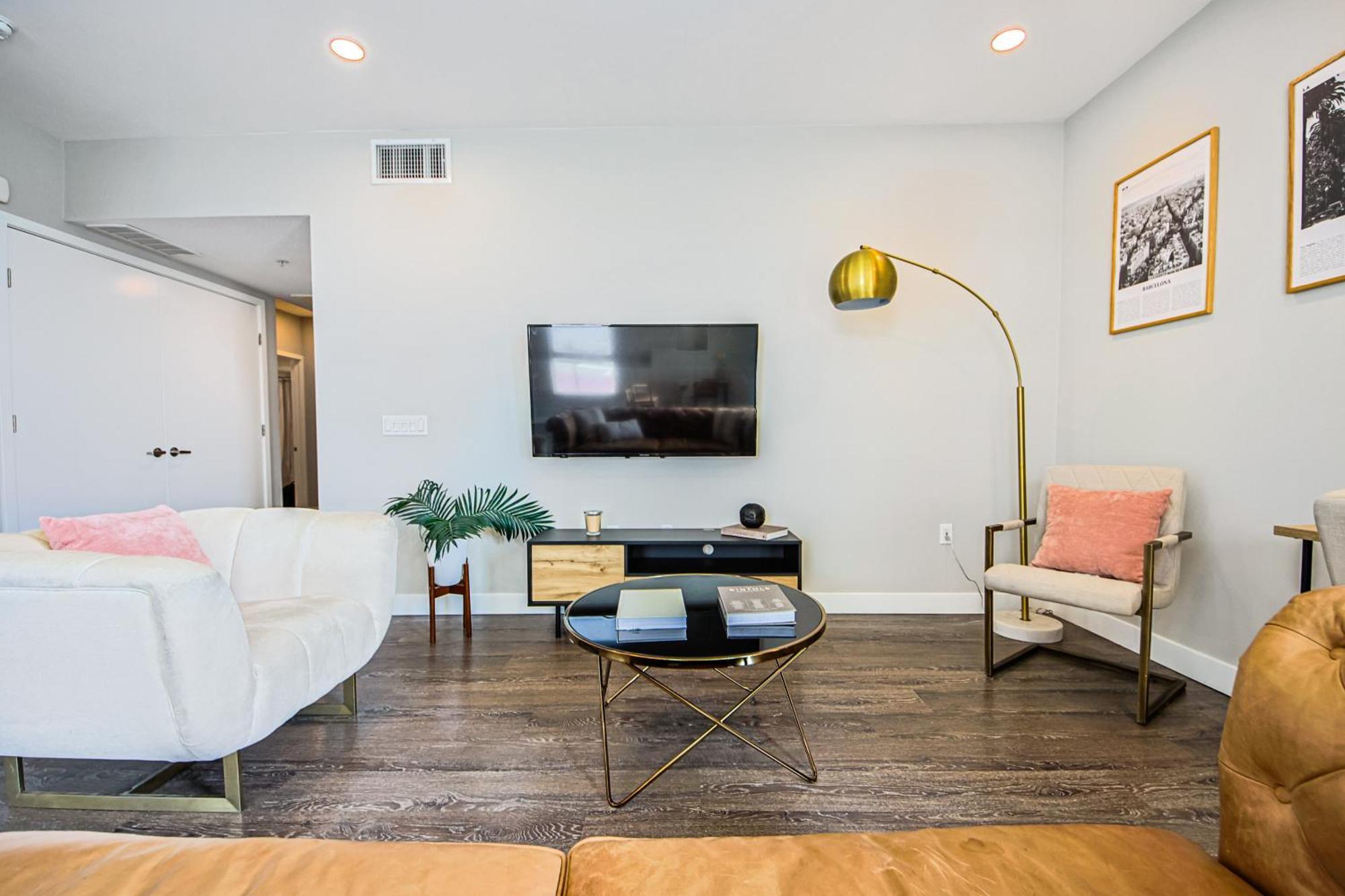 Spacious 3bd 3ba With Iconic Hollywood Sign Views From Balcony & Roofdeck! Appartement Los Angeles