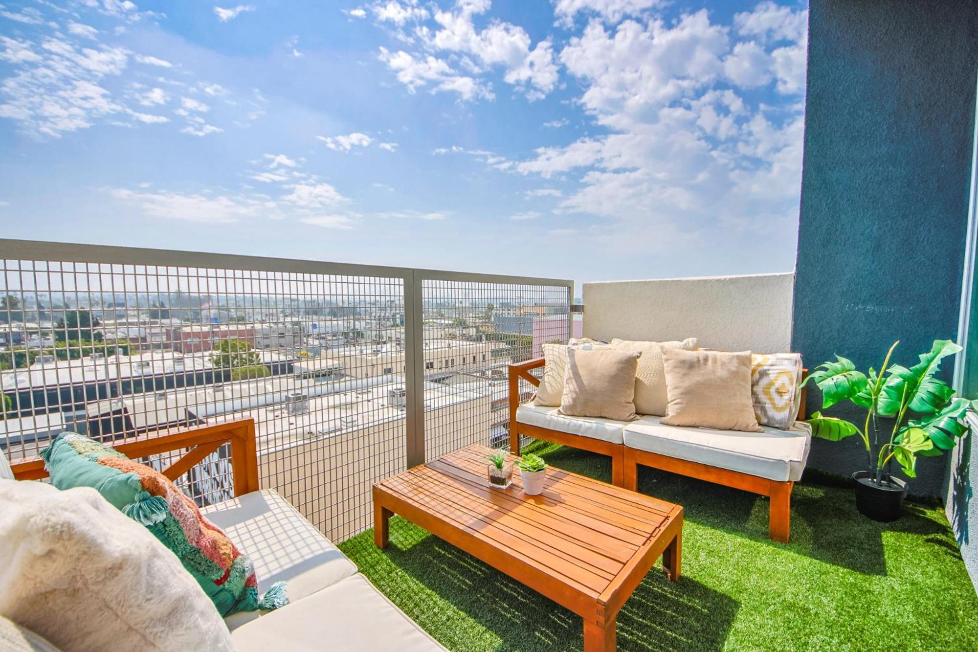 Appartement Spacious 3bd 3ba With Iconic Hollywood Sign Views From Balcony & Roofdeck! Los Angeles